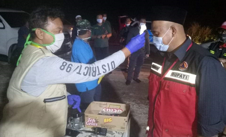 Bupati Kukar Edi Damansyah sat diperiksa suhu tubuh pada Minggu (3/5/2020) (Foto: Istimewa)