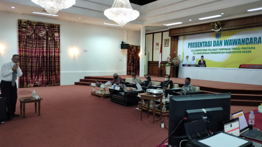 Kepala Dinas Lingkungan Hidup Abdul Basyid (berdiri baju putih) saat mengikuti Test Wawancara Uji Kopetensi Pejabat Pimpinan Pratama di lingkungan Pemerintahan Kabupaten Paser. ( Foto: Dwi Cahyo/korankaltim.com)