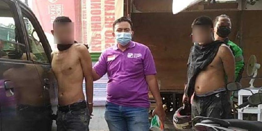 Kedua pelaku yang sempat berusahan kabur dan akhirnya diamankan petugas bersama barang bukti Jumat (6/11/2020) hari ini.(Foto: Nancy/korankaltim.com)