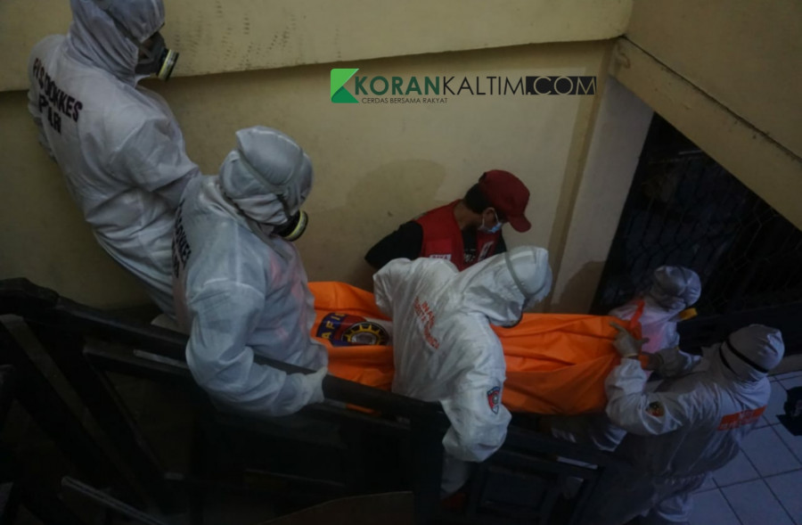 Relawan Inafis Polresta Samarinda bersama PMI saat melakukan evakuasi jenazah korban dari lantai II mes Kutai di Jalan Merbabu Kelurahan Jawa Samarinda Ulu Minggu (30/5/2021) tadi. (Foto: Nancy/korankaltim.com)