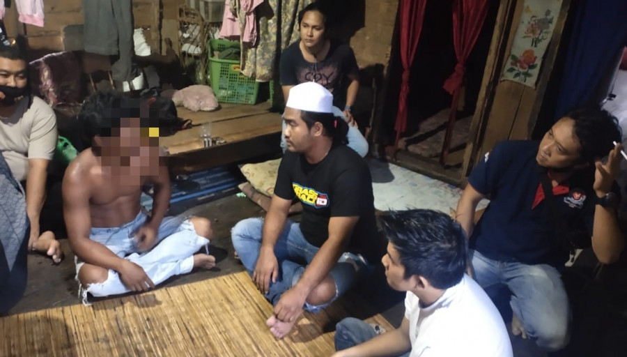 Pelaku R (tidak memakai baju) kooperatif terhadap petugas saat didatangi di kediamannya. ( Foto: Dwi Cahyo/korankaltim.com)