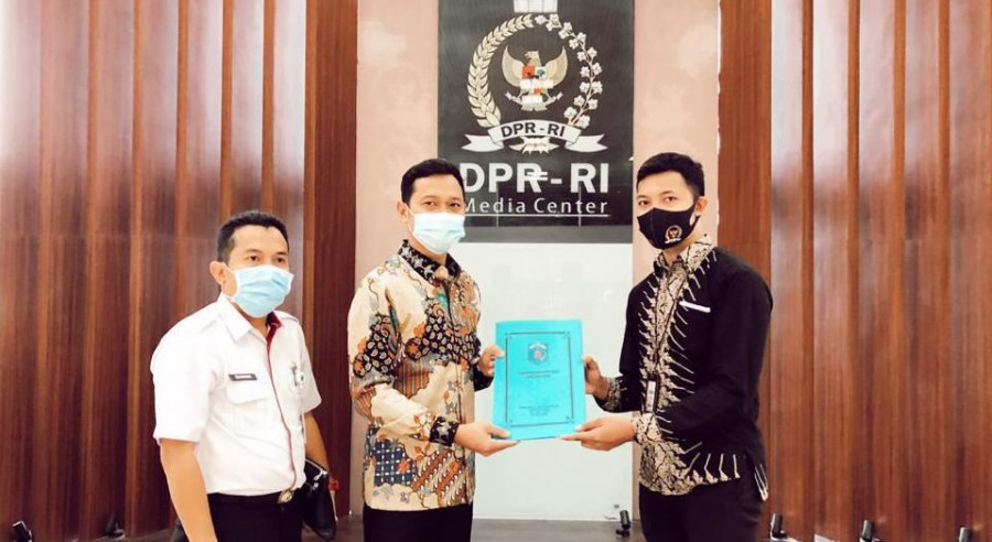 Ketua DPRD Paser Hendra Wahyudi Saat menyerahkan Berkas Kesepakatan Bersama Pemkab Paser, DPRD Paser serta Aliansi Mahasiswa dan Buruh Paser kepada Kesekretariatan DPR RI. ( Foto : Istimewa/ Doc. Humas DPRD Paser)