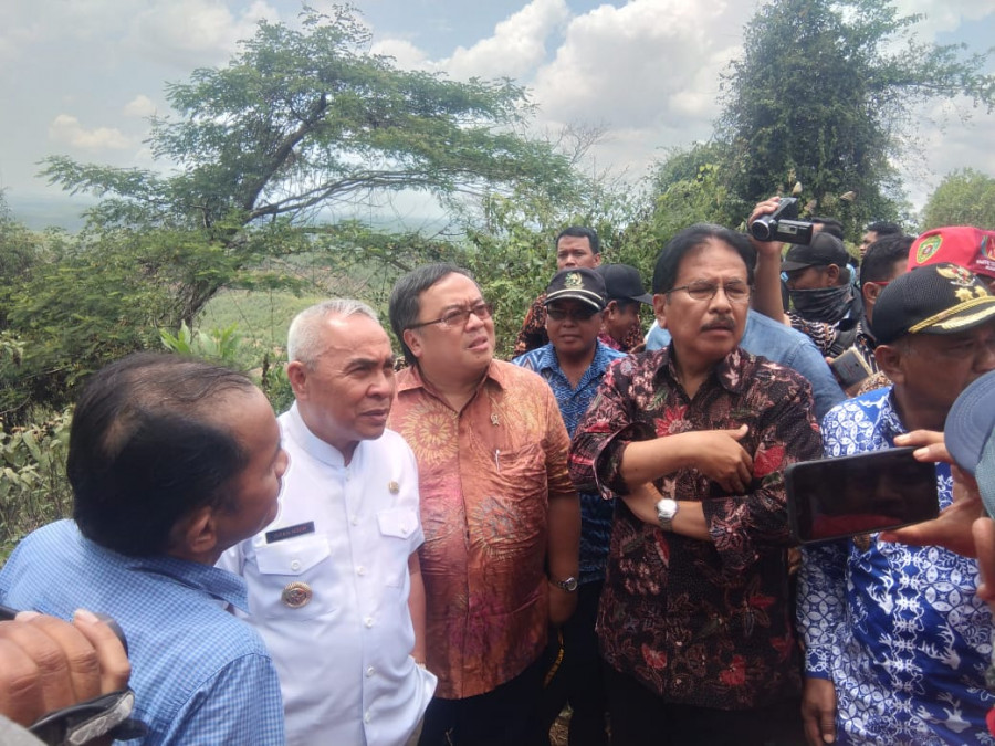 Manteri PPN/Bappenas Bambang Brodjonegoro bersama Menteri Agraria dan Tata Ruang Sofyan Djalil serta Gubernur Kaltim Isran Noor melakukan peninjauan ke Bukit Sudarmono, Kelurahan Pemaluan. (Erwin/KoranKaltim.Com)