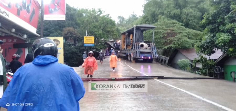 Sebuah truk pengangkut melintang di tanjakan Gunung Mangga, Jalan Otto Iskandar Dinata, Samarinda, Rabu (18/1/2023) (Rusdi/korankaltim)