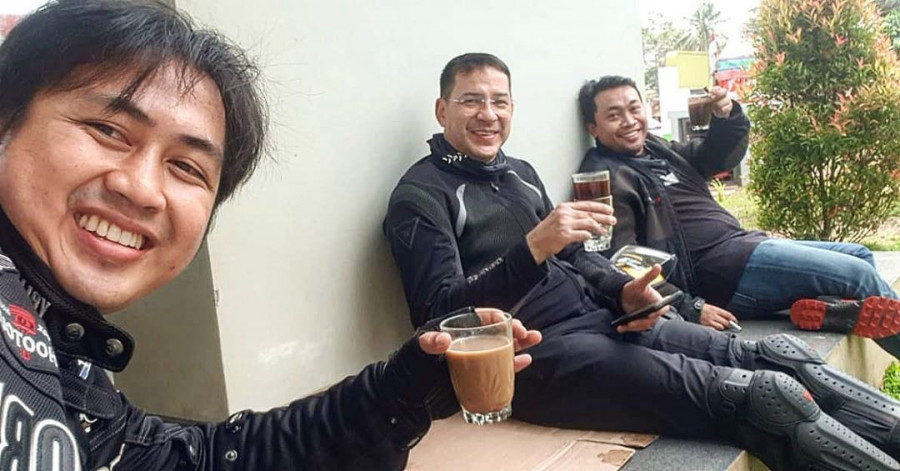 Ari Wibowo (tengah) bersama teman-temannya, merasakan guncangan akibat gempa bumi saat touring di Bengkulu. (instagramariwibowoofficial)