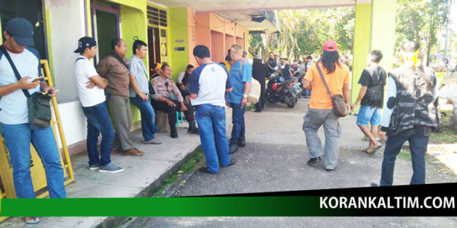 Puluhan massa mulai berdatangan ke Sekretariat Paser Bekerai (Foto: Dwi Cahyo/korankaltim.com)