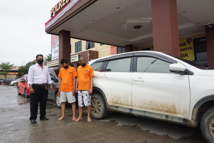 Dua pelaku penggelapan mobil yang diamankan bersama dengan tiga unit R4 saat di Mako Polresta Samarinda Senin (6/7/2020) hari ini.(Foto:Nancy/korankaltim.com)