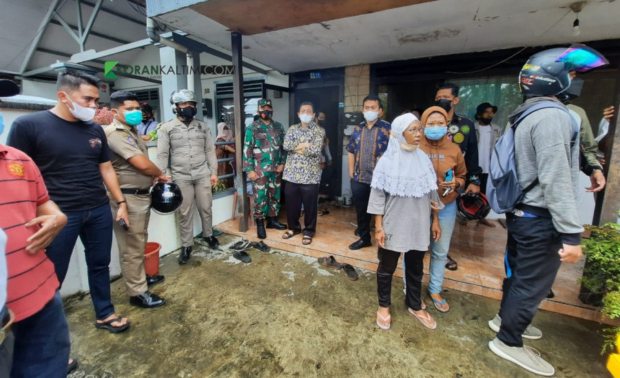 Kunjungan Wakil Gurbernur Kaltim, Hadi Mulyadi ke lokasi kebakaran di Jalan Mutiara Gang 1 Samarinda (Foto: Permata/korankaltim.com)