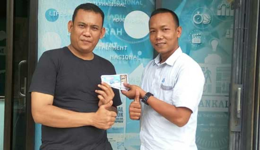 Redaktur Pelaksana Koran Kaltim Supiansyah (kanan) menyerahkan tiket kepada Een Walker.