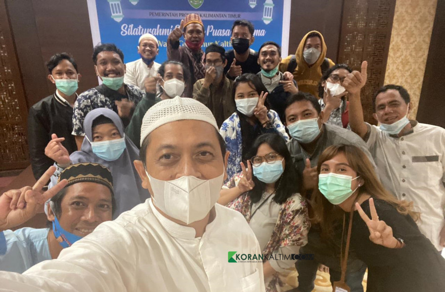 Swafoto yang dilakukan Wakil Gubernur Kaltim, Hadi Mulyadi bersama rekan-rekan jurnalis usai acara buka puasa bersama (Foto: Permata/korankaltim.com)
