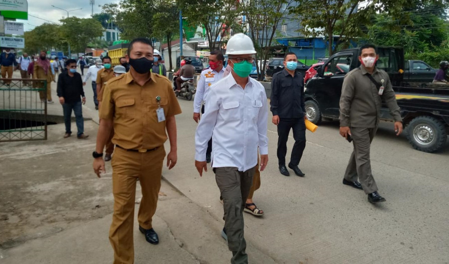 Wali Kota Samarinda, Syaharie Jaang (pakaian putih) saat meninjau sejumlah proyek sebelum terkonfirmasi positif Covid-19 (Foto: vico/korankaltim.com)