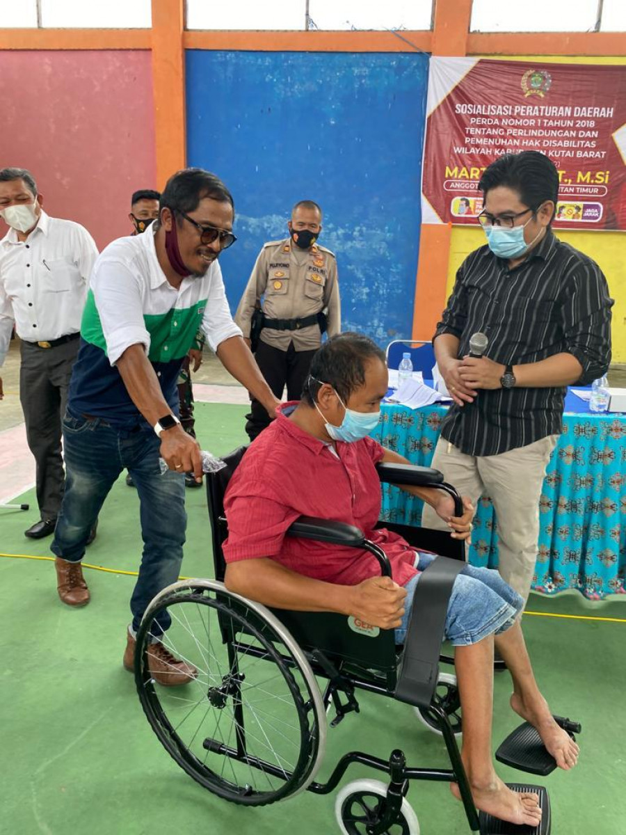 Teks Foto : Anggota DPRD Kaltim Marthinus saat menyerahkan Bantuan Kursi Roda kepada warga Disabilitas di Kabupaten Kutai Barat baru-baru ini (Foto: Humas DPRDKaltim )