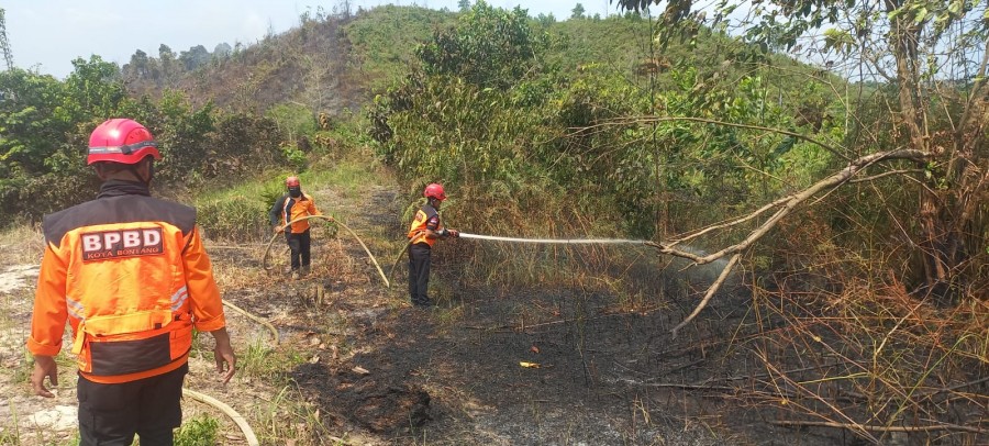 Petugas melakukan memadamkan kebakaran. (Foto: Istimewa)