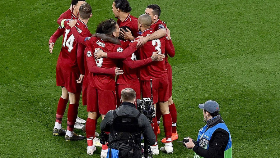 Pemain Liverpool merayakan keberhasilan mereka mengalahkan FC Portp pada leg pertama dinihari tadi. (dailymail)