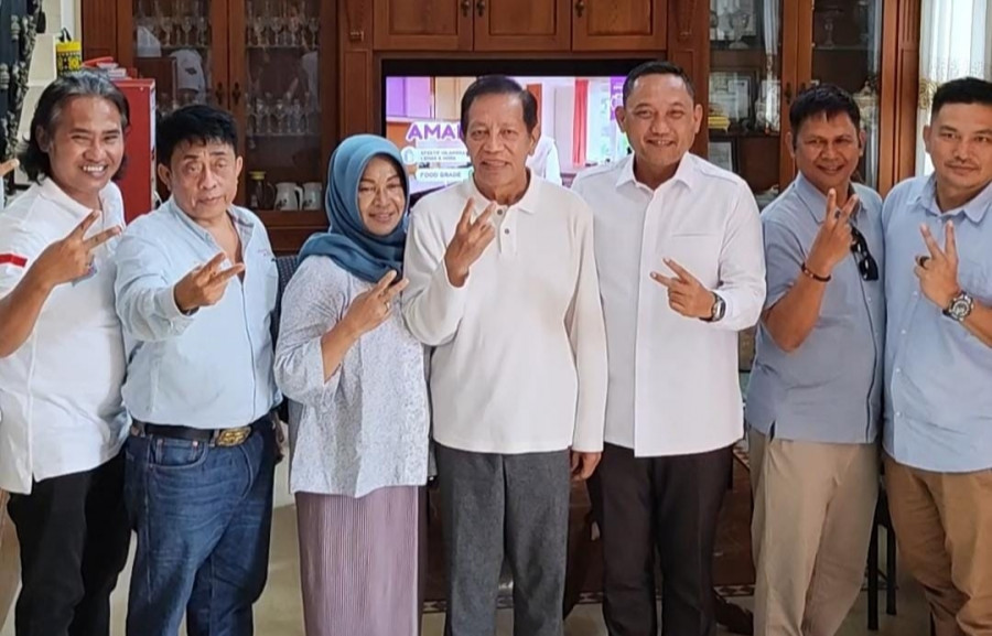 Calon Wakil Gubernur Nomor Urut 2, Seno Aji (ketiga dari kanan) bersama dengan Makmur HAPK (keempat dari kanan). (Ist)