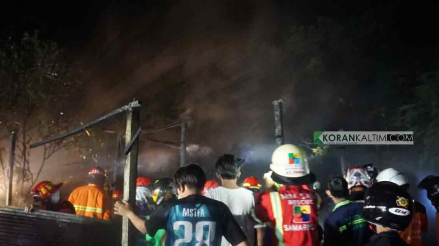 Rumah kayu yang hanya tersisa puing-puing akibat amukan si jago merah, dini hari tadi. (Foto:Nancy/korankaltim.com)