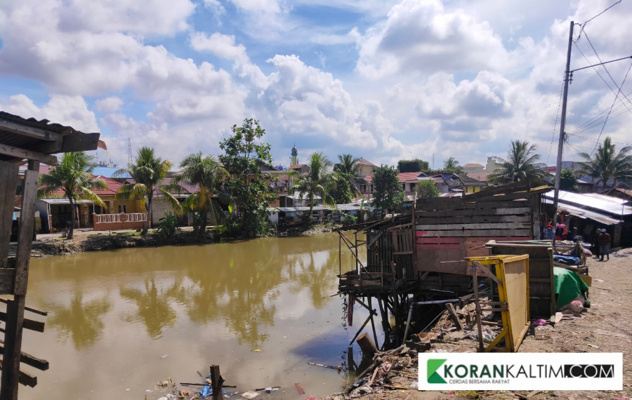 Kawasan kumuh di bantaran Sungai Karang Mumus (SKM) yang masih dihuni masyarakat Samarinda, Kaltim (permata/korankaltim.com)