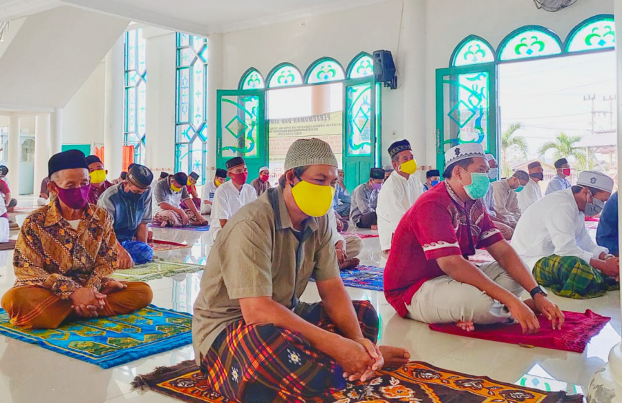 Jamaah salat Ied di masjid Baiturrahman, Kelurahan Loa Tebu mengenakan masker serta menerapkan jarak dalam saf. (Foto: Reza Fahlevi/Korankaltim.com)