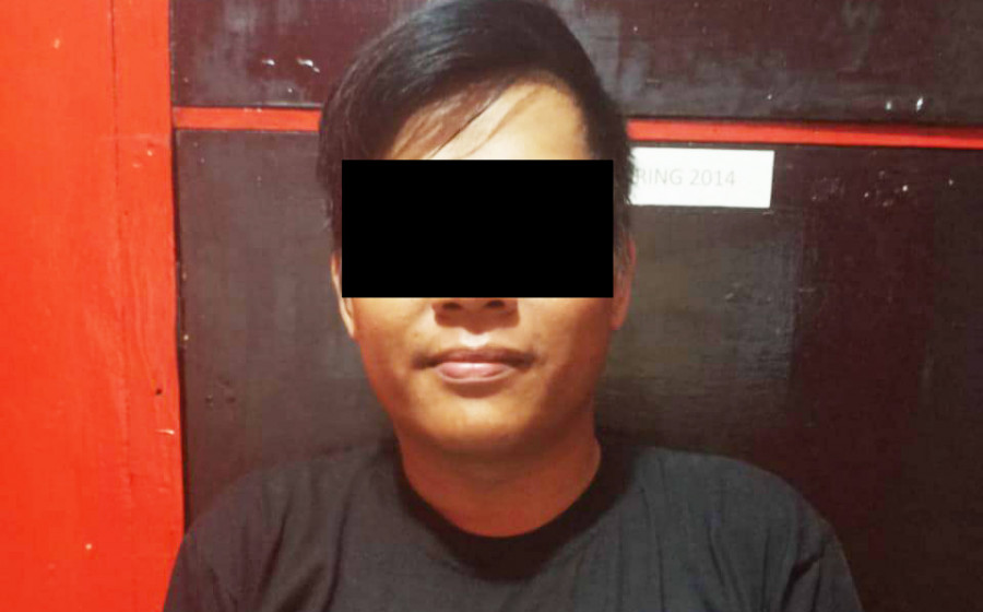 Tersangka yang terekam CCTV saat mengambil handphone korban yang tertinggal diatas kursi. (Foto: IST)