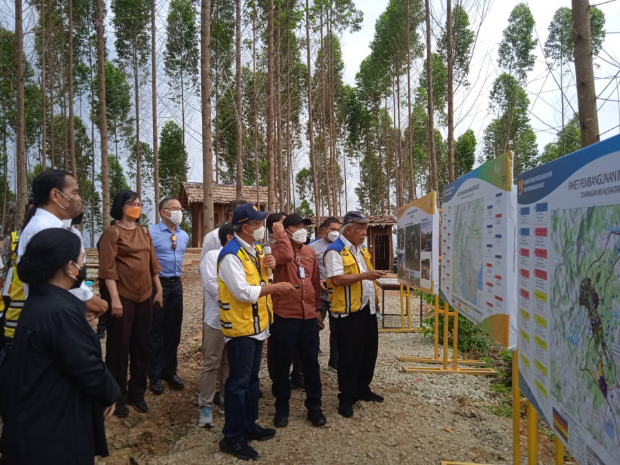 Menteri PUPR Basoeki Hadimoeljono memaparkan rencana pembangunan kawasan IKN dan KIPP di hadapan Presiden Joko Widodo dan Ketua MPR Puan Maharani. (Foto: Korankaltim.com)