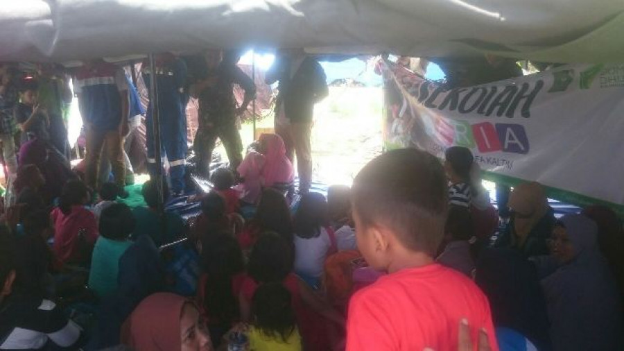 SEORANG anak antusias menyimak dongeng yang diberikan oleh tim Pertamina