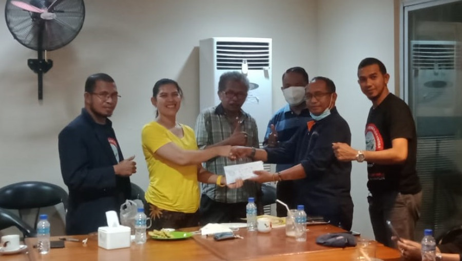 Ketua Tim Relawan, Marianna Tukan (dua kiri) saat menyerahkan berkas laporan pelaksanaan kegiatan kepada perwakilan pengurus Rumah Flobamora Kaltim. (Foto: Istimewa)