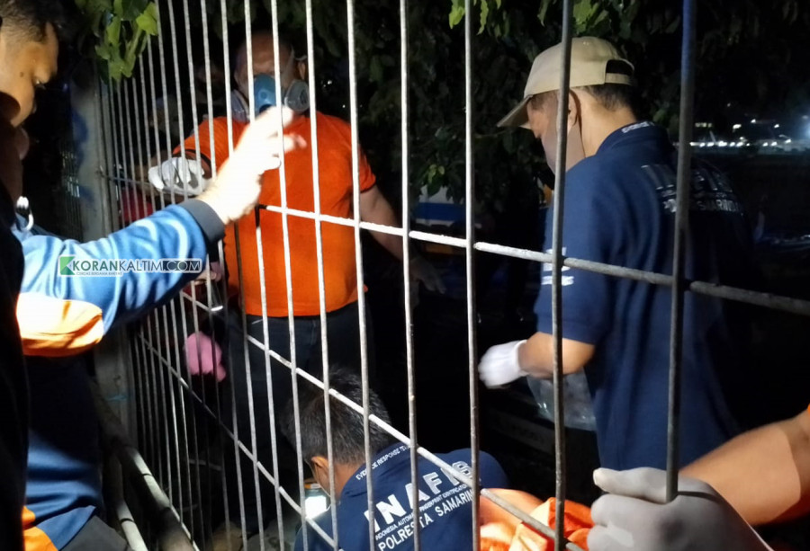 Unit Inafis Polresta Samarinda yang melakukan pemeriksaan jasad bayi, yang mengambang di Sungai Mahakam, Rabu (24/8/2022) hari ini. (Foto: Nancy/Korankaltim.com)