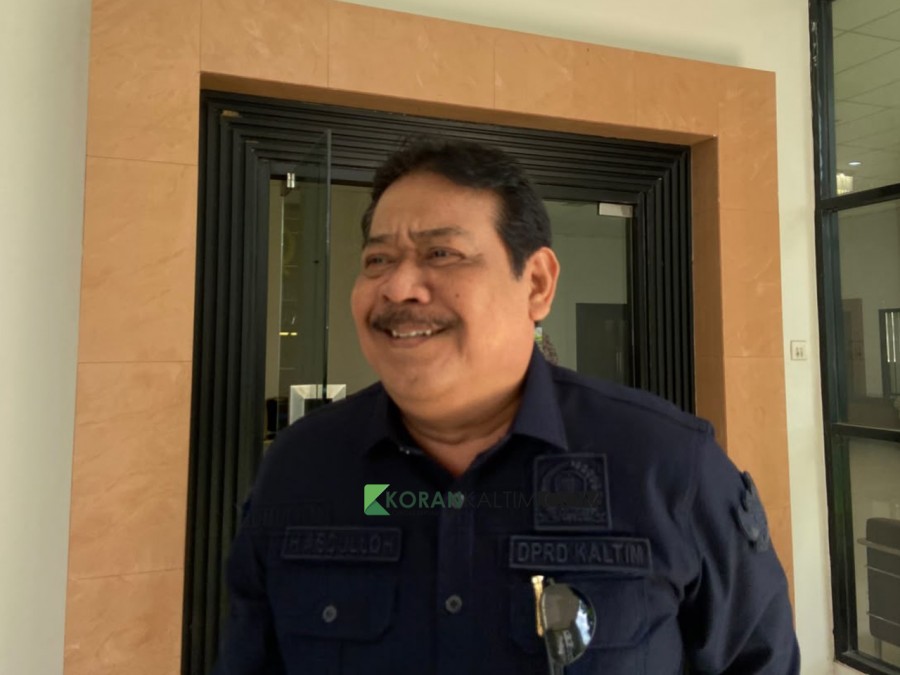 Wakil Ketua Fraksi Golkar DPRD Kaltim, Abdulloh yang berusaha menghindari awak media terkait ketidakhadirannya dalam rapat paripurna penyampaian hak angket pada Rabu (10/6). (Foto: Ainur/Korankaltim.com)