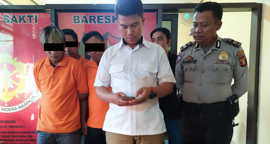 3 pelaku peredaran narkotika yang diamankan Kepolisian Polsek Samarinda Seberang serta barang bukti sabu dan satu pelaku masih buron. ( Foto: Nancy/korankaltimcom)