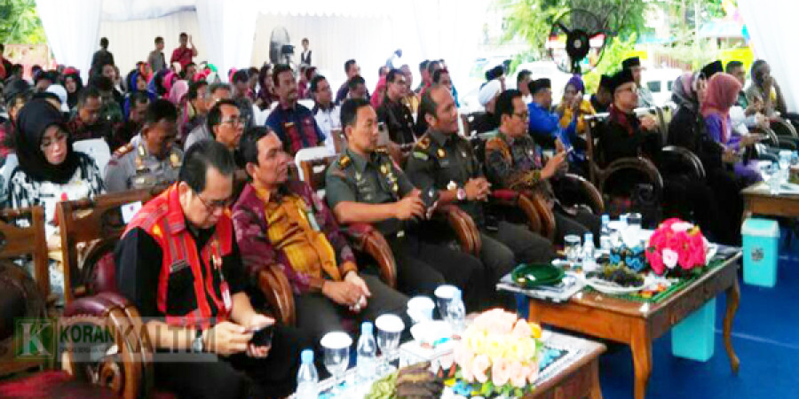 RESMIKAN PROYEK: Walikota Samarinda Syaharie Jaang bersama sejumlah pejabat Pemkot saat menghadiri peresmian proyek tahun 2017. (Foto: Rusdi/korankaltim.com)