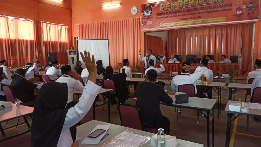 Petugas Pemungutan Suara (PPS) menjalani masa orientasi pelaksanaan Pemilihan Kepala Daerah 2020. Nantinya petugas adhoc ini dilengkapi dengan Alat Pelindung Diri atau APD. (Foto: Hendra/KoranKaltim.Com)