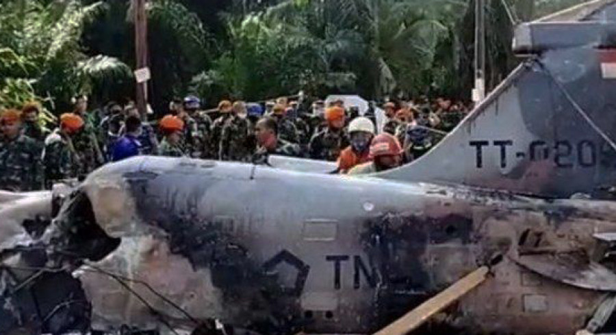 Insiden jatuhnya pesawat di desa Kubang Jaya, Kecamatan Siak ( Foto: Ist/TangkapanLayar Kompas TV)