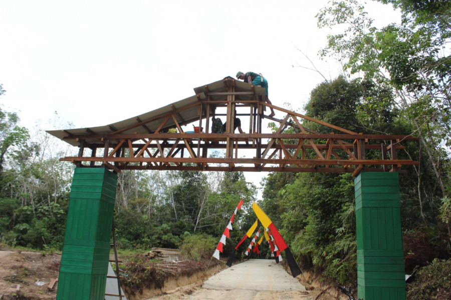 Gapura Kampung Kelian yang sudah hampir selesai dikerjakan oleh anggota satgas TMMD. (Kodim 0912/KBR)