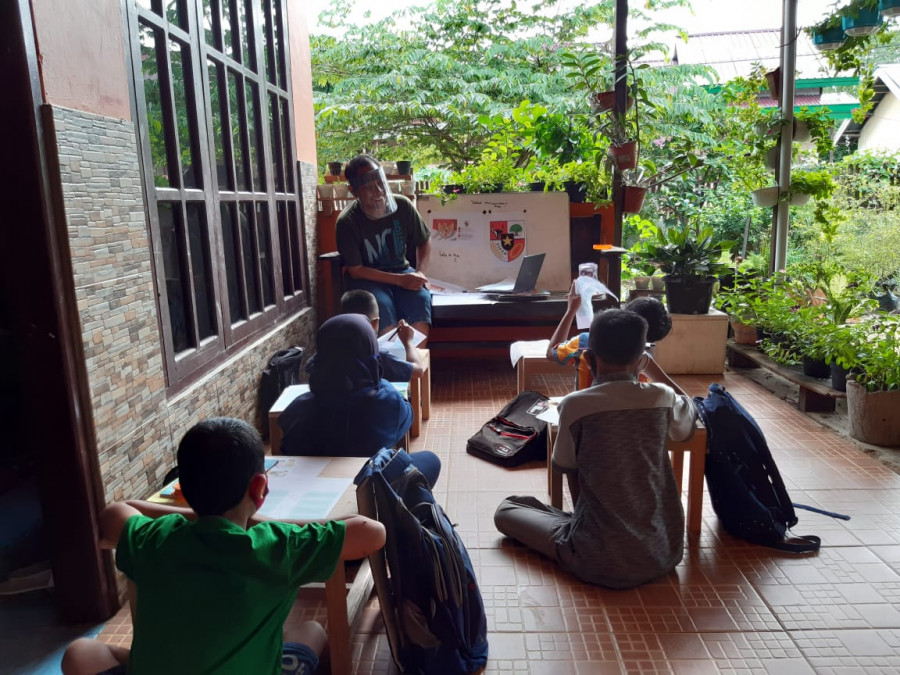 Guru mendatangi rumah siswa untuk mengajar tatap muka secara terbatas di wilayah terpencil di Kukar (Foto: Istimewa)