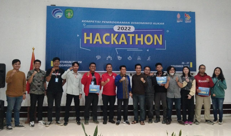 Assisten III Setdakab Kukar, Totok Heru Subroto saat menutup kegiatan Hackathon 2022 yang dilaksanakan Diskominfo Kukar pada Minggu (27/11/2022) malam tadi. (Handayan/korankaltim.com)