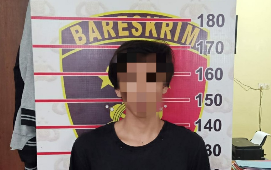 Pelaku CH (18) yang diamankan polisi, usai menikam teman sepergaulannya. (Foto: Istimewa)