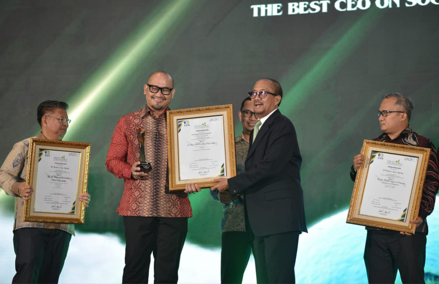 Direktur Utama Kideco, M.Kurnia Ariawan menerima penghargaan dalam ajang Indonesian CSR Awards 2023 (Foto : Istimewa)