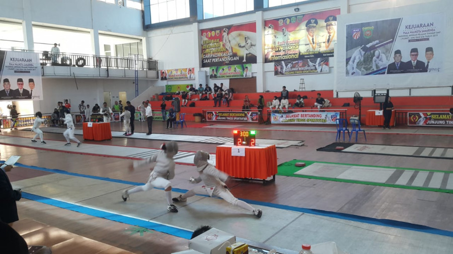 Saat ini tengah berlangsung babak penyisihan Kejuaraan Open Piala Walikota Samarinda Jumat (12/7) di Gendung Anggar Polder Air Hitam. ( Foto: Nancy/korankaltimcom)