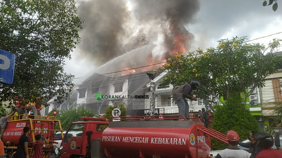 Api yang berkobar di dua ruko yang berdempetan di Jalan Niaga Selatan Minggu (8/8/2021) saat ini. (Foto: Nancy/korankaltim.com)