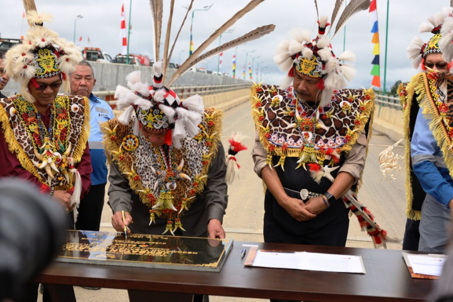 Sekda Dampingi Gubernur resmikan Jembatan Belayan. (Foto: prokom)