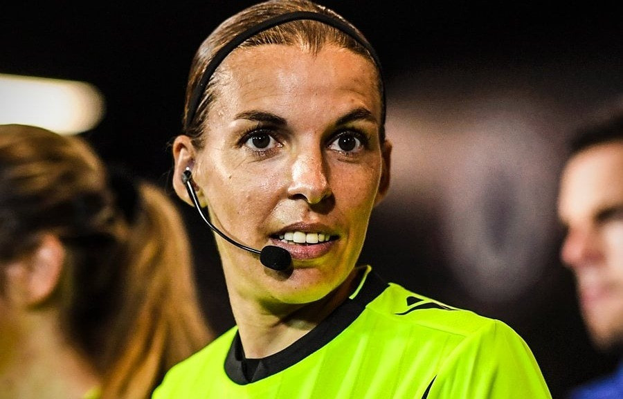 Stephanie Frappart , dipercaya memimpin laga Juventus kontra Dynamo Kiev pada ajang Liga Champions. (RefereeStore Arbitrostwitter)