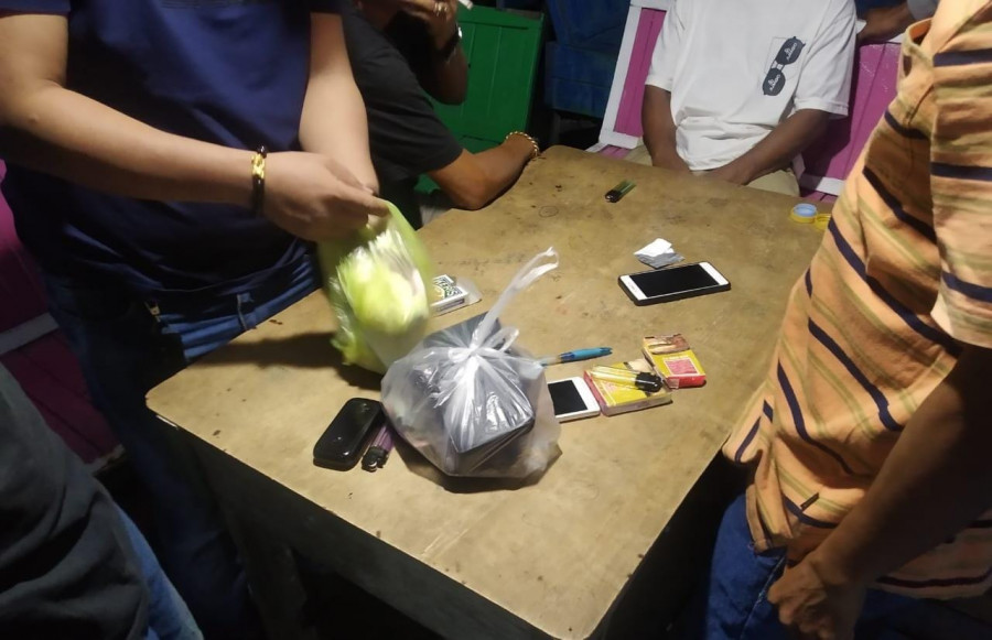 Petugas saat Mengamankan Barang Bukti Tindak Pidana Perjudian. (Foto: Istimewa)