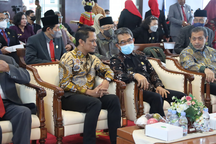 Ketua Komisi II DPRD Kaltim Nidya Listiyono (baju batik coklat) saat menghadiri acara pengukuhan ISPI Kaltim, Kamis (3/11) lalu.