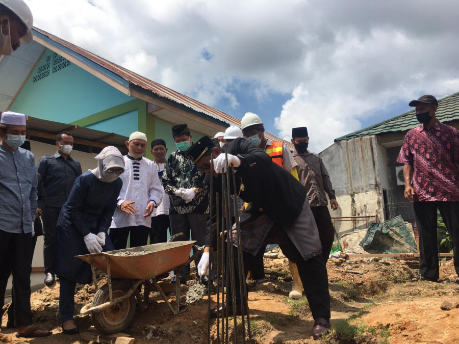 Walikota Bontang Hadiri, Peletakan Batu Pertama Pembangunan Gedung TPQ Al-Mustaqim/ Basri Rase (doc: Iwan/KORANKALTIM.COM)