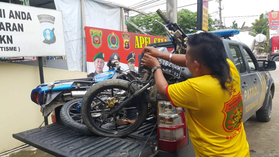 Sepeda motor yang rusak diamankan petugas kepolisian setelah terjadi tabrakan di Gunung Lingai pagi tadi. (nancy/korankaltim)
