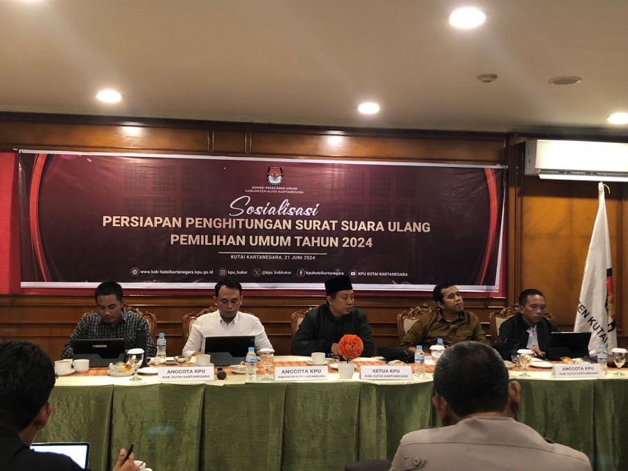 Komisioner KPU Kukar Tengah Mensosialisasikan Persiapan Surat Suara Ulang Pemilu (Erlita/Korankaltim.com)