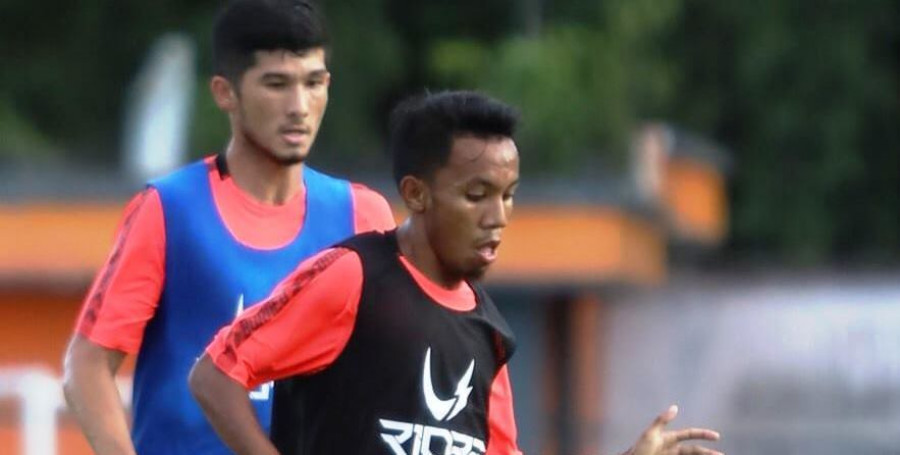 Pemain muda Borneo FC M Sihran (depan), bertugas jadi pengumpan untuk pemain depan Pesut Etam. (borneofcfacebook)