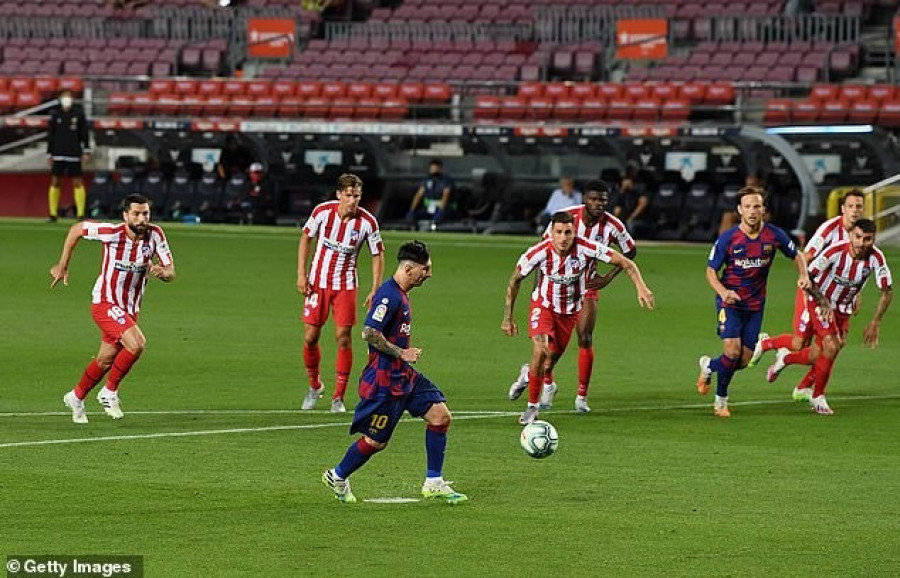 Penalti panenka Lionel Messi ke gawang Atletico Madrid mewarnai hasil imbang di Camp Nou pagi tadi. (dailymail)