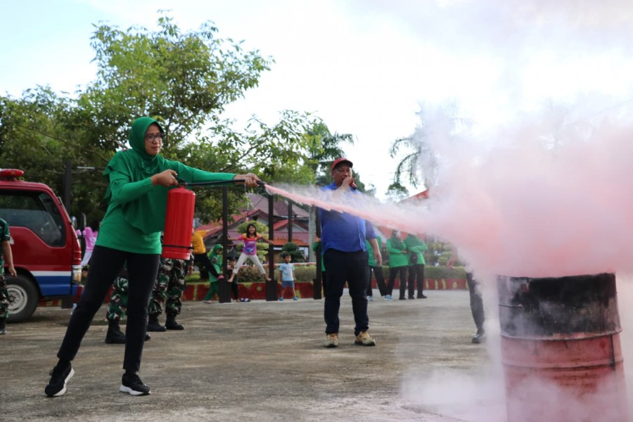 Deninteldam VI/Mulawarman memperkuat kapasitas penanggulangan bencana kebakaran dengan menggandeng Badan Penanggulangan Bencana Daerah (BPBD) Kota Balikpapan dalam kegiatan sosialisasi pencegahan dan penanganan kebakaran, Jumat (6/2/2026). (Foto: Istimewa