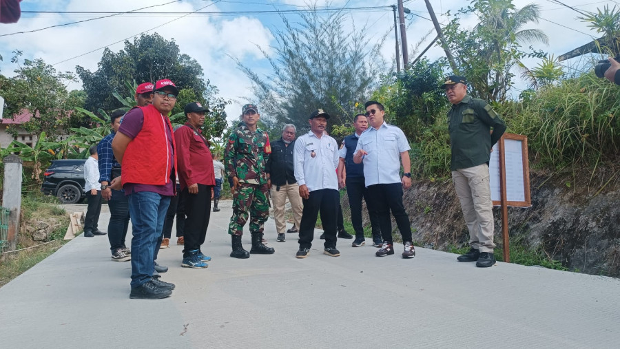 Wakil Bupati Kukar, Rendi Solihin meninjau langsung kondisi jalan di Desa Karya Jaya. (Foto: Istimewa)